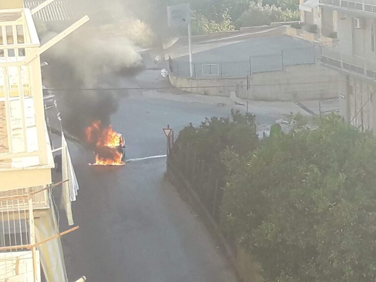 Incendio auto via olanda girgenti acque FIAMME