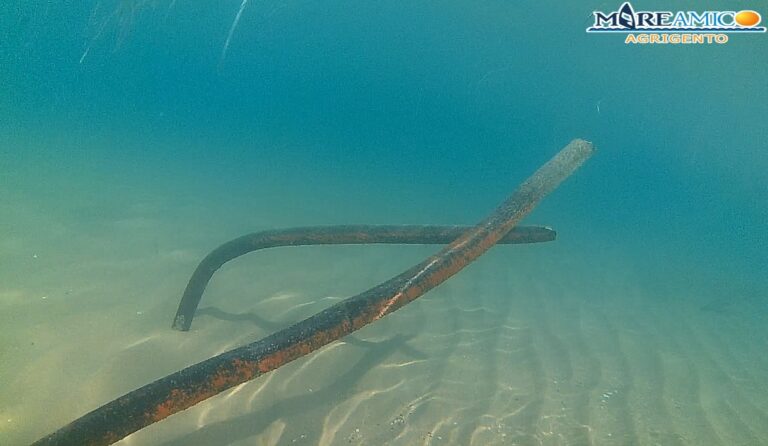 Pezzi di ferro sotto acqua mare San Leone