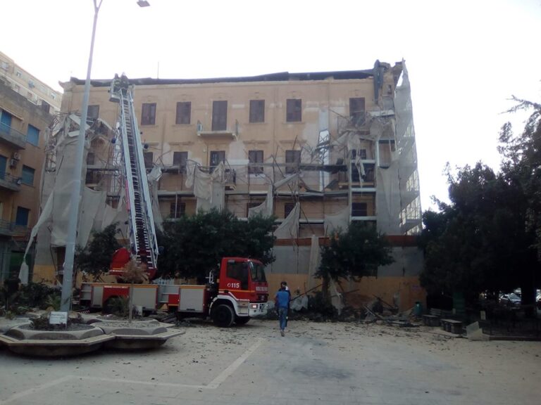 Crollo cornicione e impalcatura in piazza Cavour ad Agrigento