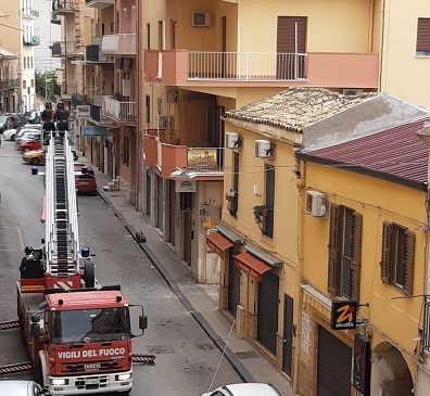 Crollo cornicione via Gioeni