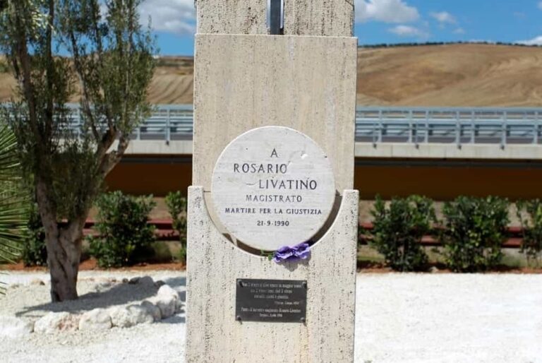La-stele-dedicata-al-giudice-Livatino-riparata