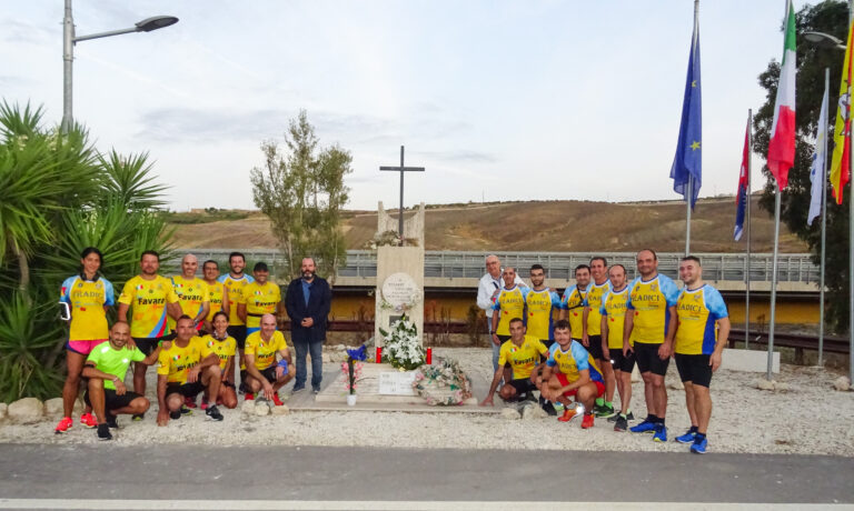 Podisti favaresi ai piedi della stele di Rosario livatino settembre 2019