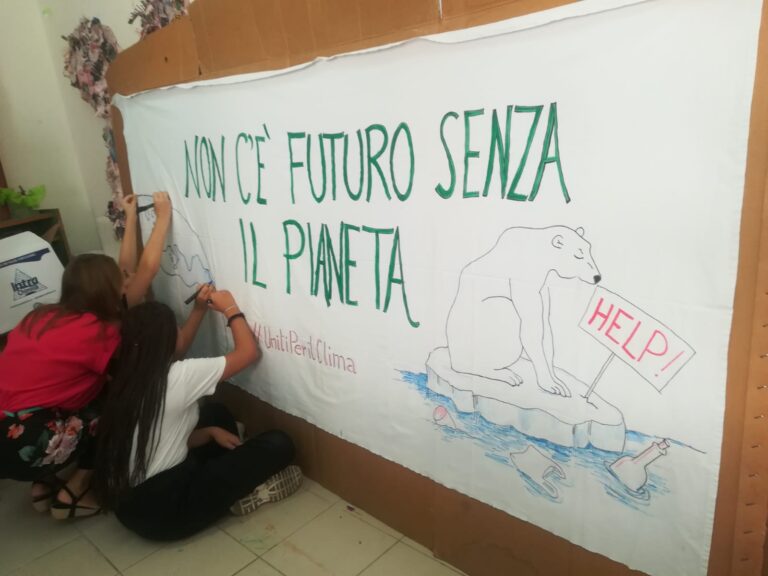studenti Brancati preparano striscioni global strike
