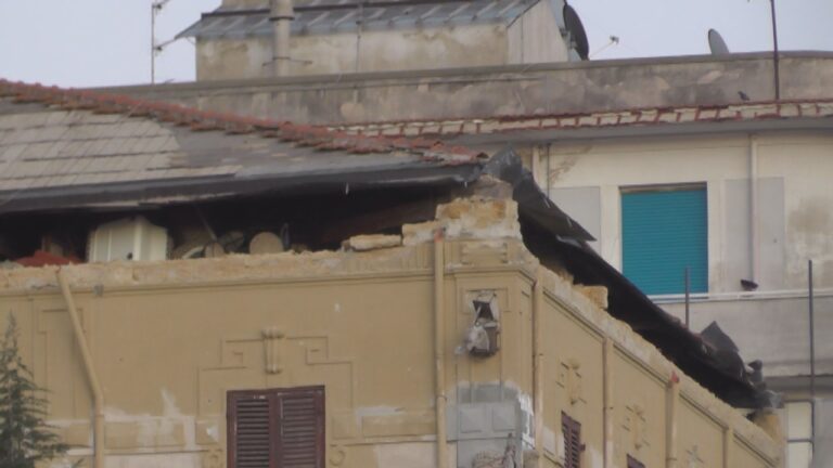 Cornicioni crollati palazzo Liberty piazza Cavour ad Agrigento