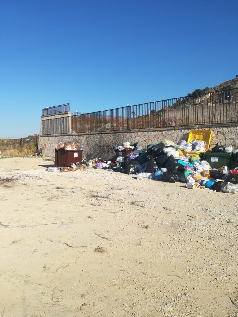 Favara Ovest centro raccolta rifiuti abbandonato