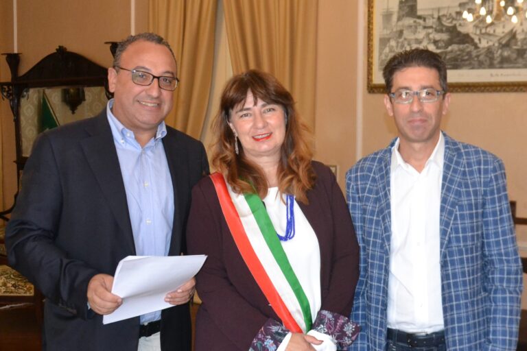 Foto Giuramento Calogero Conigliario assessore Porto Empedocle