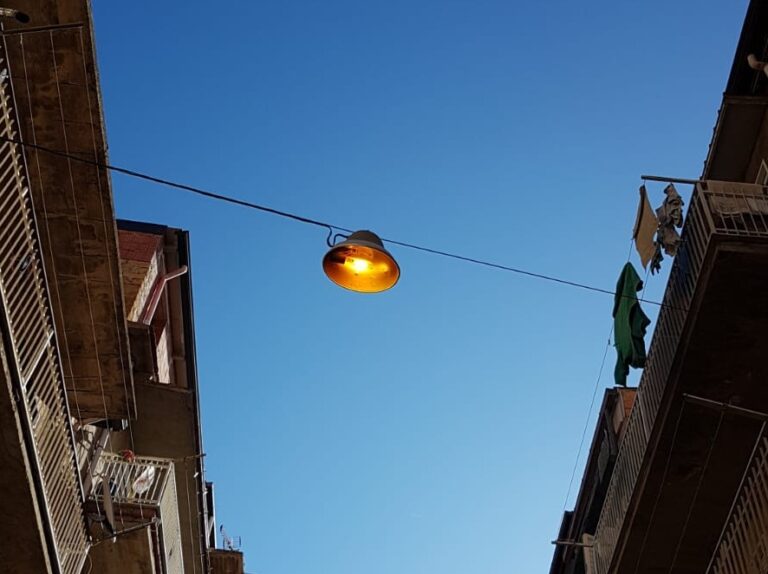 Illimunazione pubblica lampada accesa