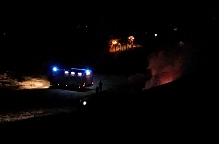 Incendio rifiuti viale progresso sera vigili del fuoco ok