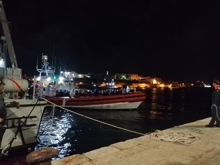 Migranti Guardia Costiera