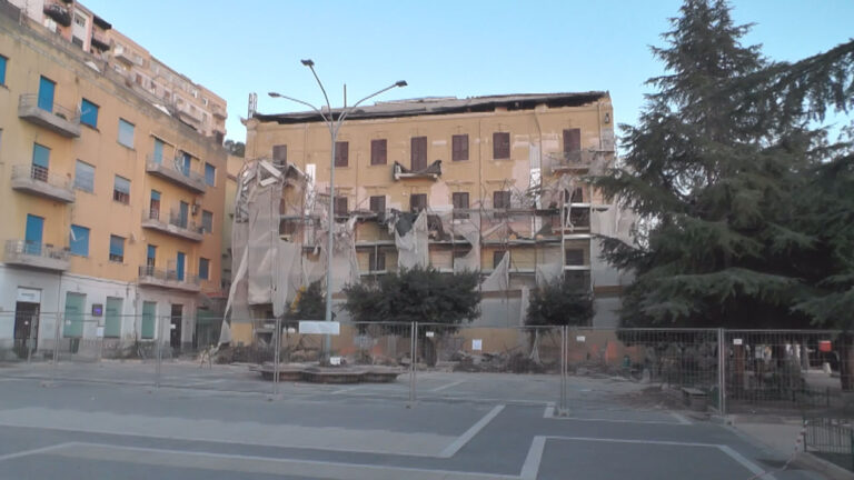 Palazzo cornicione crollato in piazza Cavour ad Agrigento