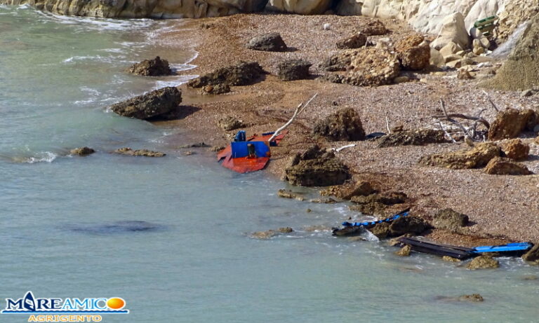 Resti di un peschereccio usato per uno sbarco fantasma