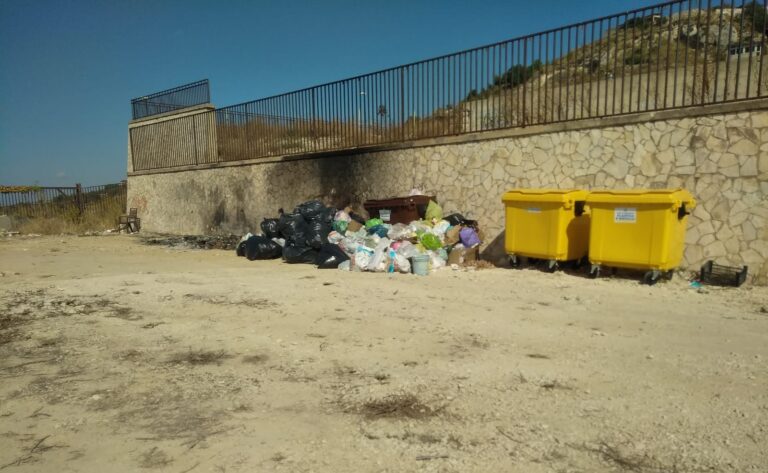 Spiazzo deposito rifiuti viale Progresso Favara Ovest dopo incendio