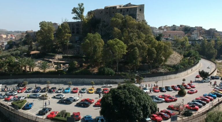Targa Florio 2019 auto parcheggiate Castello Chiaramonte Siculiana