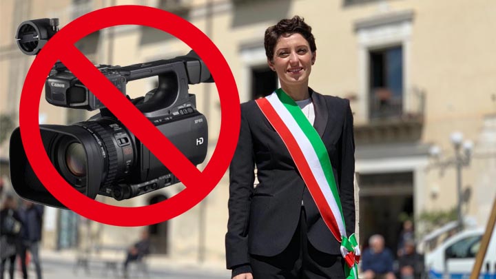 anna alba vieta telecamera al comune di Favara