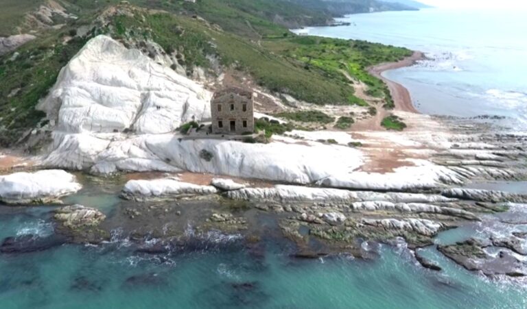 caserma guardia di finanza punta bianca abbandonata