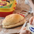 Bambino che mangia a scuola. Refezione scolastica