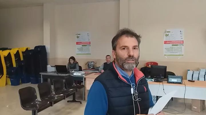 Bennica e distribuzione mastelli colorati favara