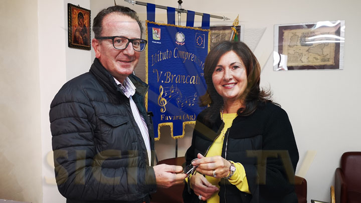 Carmelina Broccia e Alberto Avenia. Consegna chiavi Plesso Manzoni