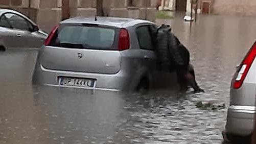 Licata auto sommersa per nubifragio