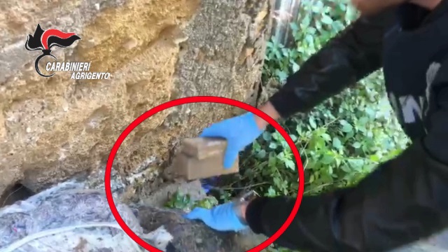 Panetti di hashish in via Atena trovati dai Carabinieri