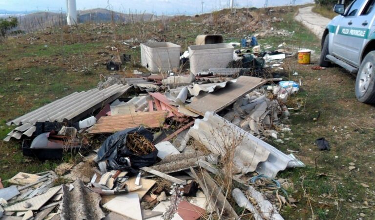 Rifiuti abbandonati tra Naro e Agrigento