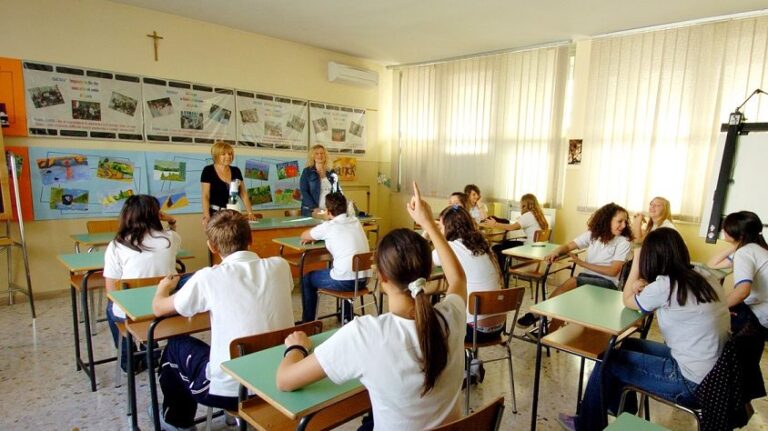 scuola insegnante alunni classe