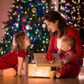 mamma e bambini-regali di natale