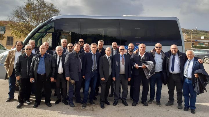 Pulmino con cittadini Favara Ovest