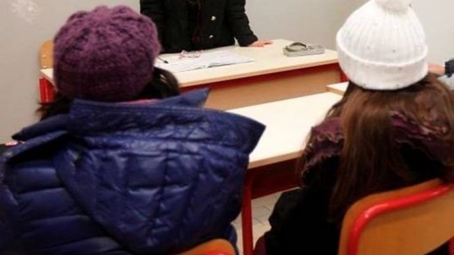 bambini a scuola al freddo con giubotti e cappelli