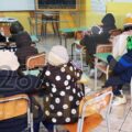 freddo a scuola. alunni con giubbotti cappellini sciarpe