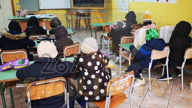freddo a scuola. alunni con giubbotti cappellini sciarpe