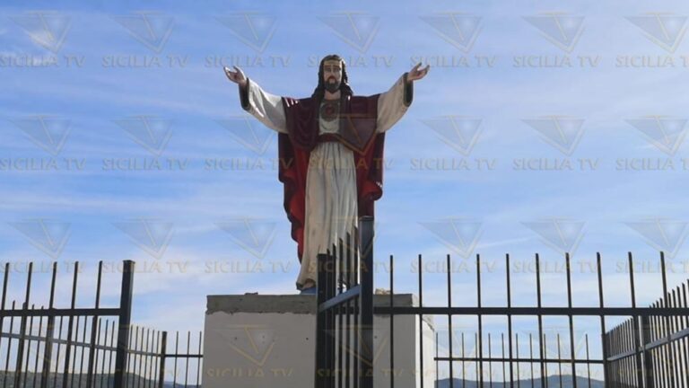 Statua nuova di gesù ricollocata via saragat viale stati uniti favara