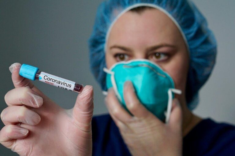 dottore dottori medico medici coronavirus dottore in mascherina tiene provetta