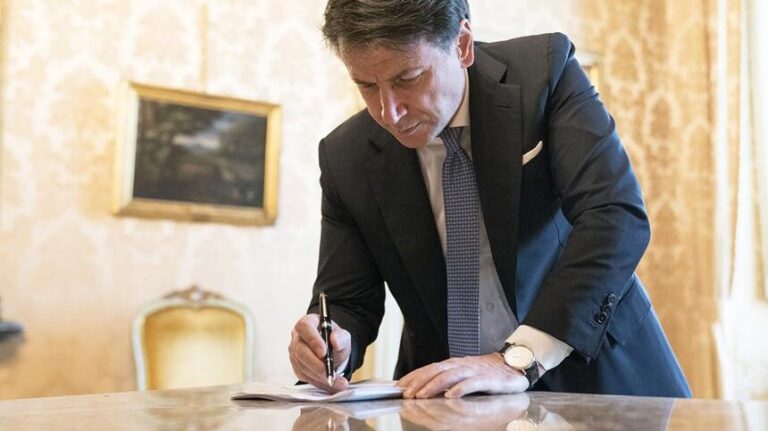 Giuseppe Conte firma decreto dpcm 8 marzo 2020
