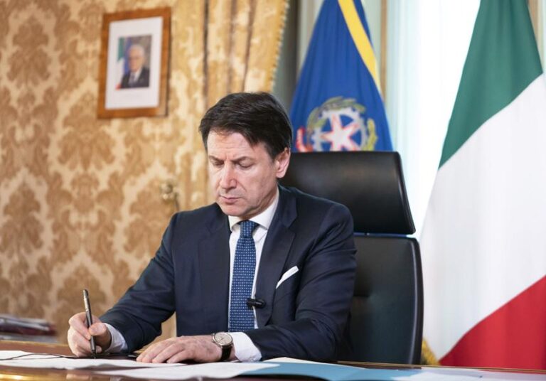 Giuseppe Conte firma il dpcm 11 marzo 2020