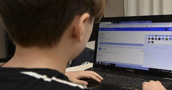 Ragazzino ragazzo al PC computer