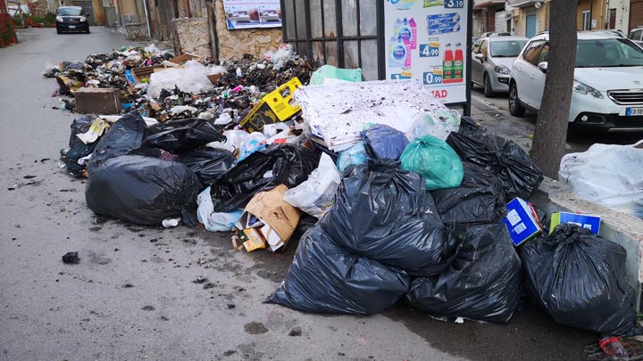 Spazzatura bruciata Via Fonte Canali Favara