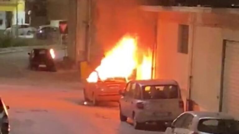 Auto a fuoco a canicatti