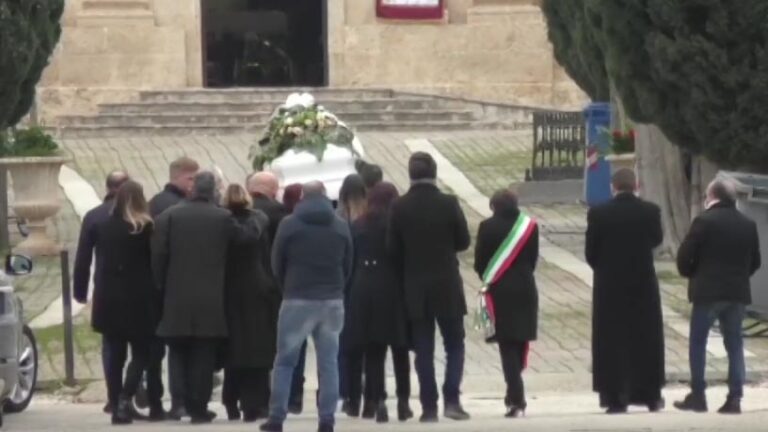 Lorena Quaranta funerali bara bianca