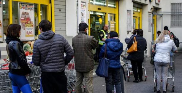 Supermercato fila carrelli spesa