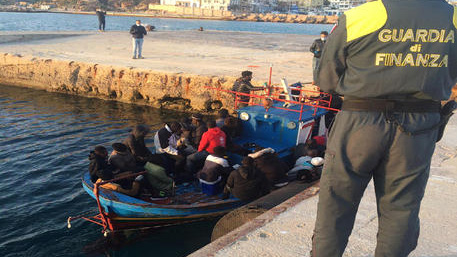 Migranti: sbarco a Lampedusa dopo tre settimane di stop