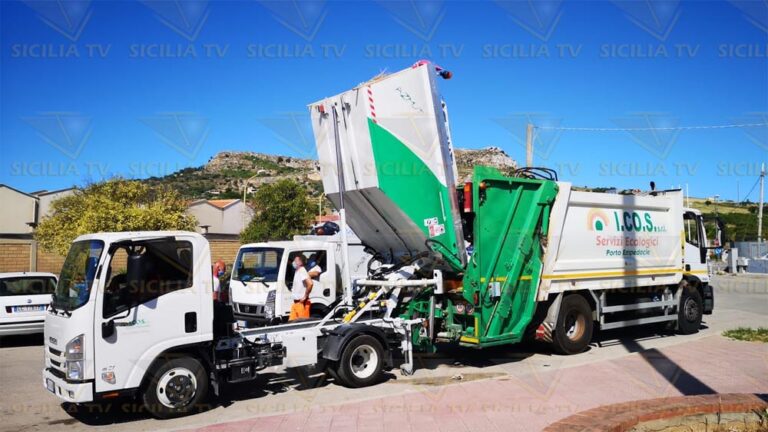 Raccolta spazzatura Operatori Ecologici Camion rifiuti autocompattatore