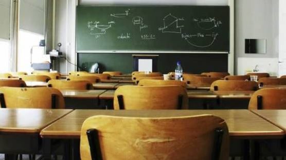 scuola classe vuota lavagna sedie