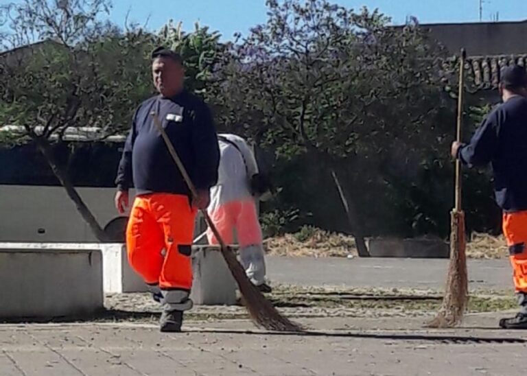 Operatore Ecologico in Piazza della Pace