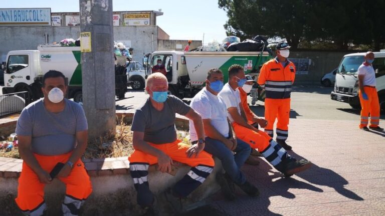 Operatori Ecologici in scipero Piazzale giochi olimpici