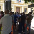 Operatori ecologici davanti la Prefettura