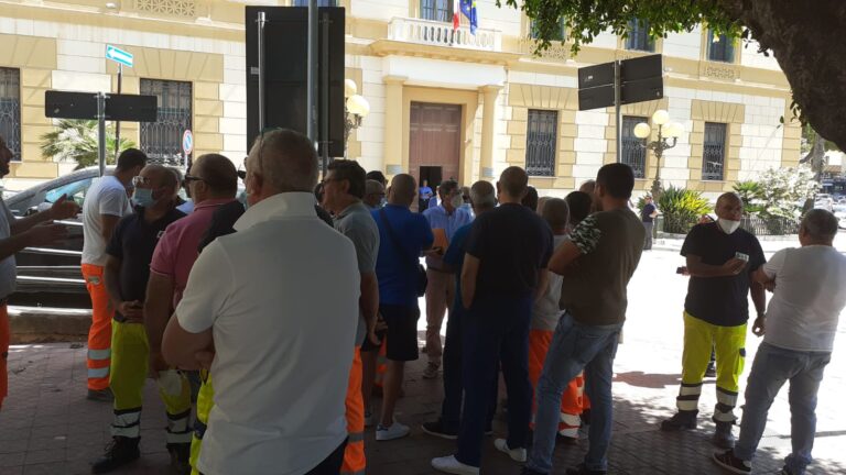 Operatori ecologici davanti la Prefettura