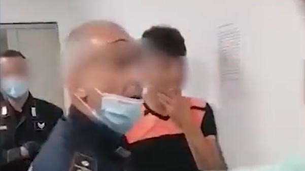 Poliziotto questura agrigento umilia migranti