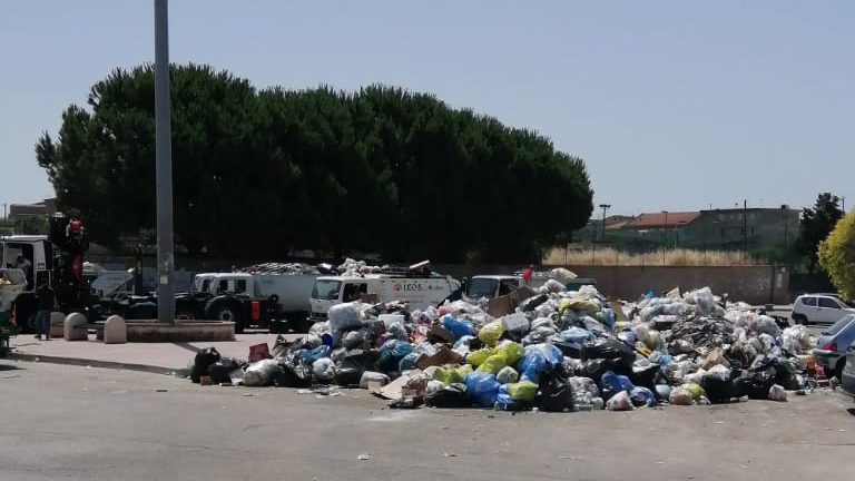 Raccolta rifiuti spazzatura Favara