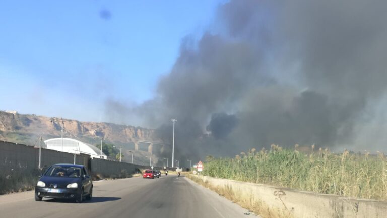 incendio zona caos a Porto Empedocle